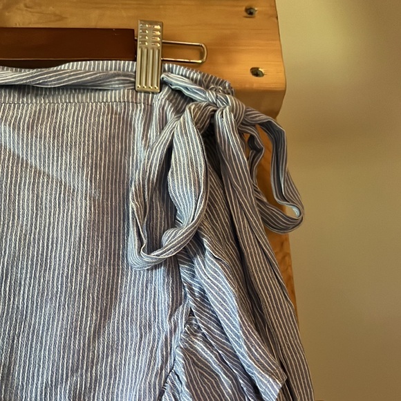 Blue and white stripe wrap skirt. SzL - Picture 4 of 9